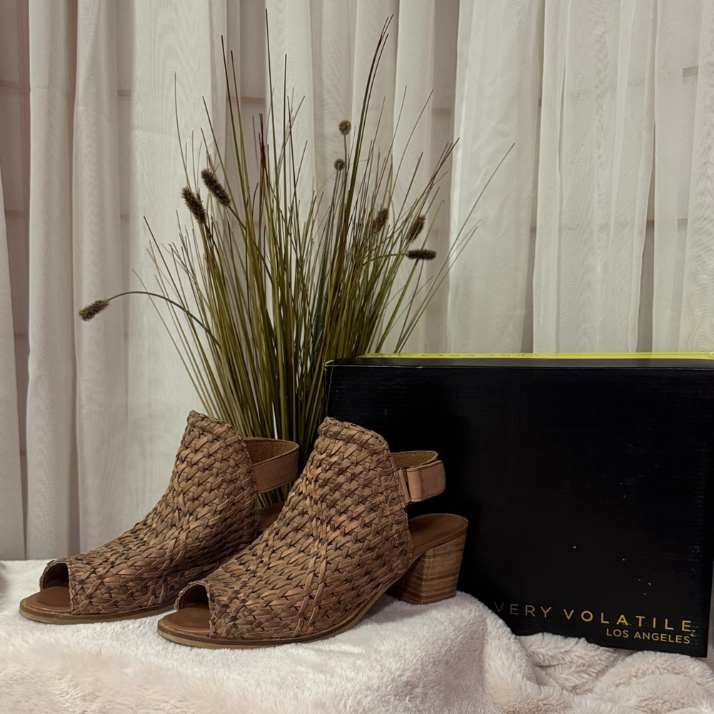 Very Volatile Brinkley Women's Tan Woven Peep-Toe Mules
